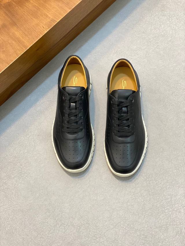 Santoni 圣东尼 -高端品质 原单 -鞋面：全粒面小牛皮、手工打孔工艺、车缝线装饰 -内里：水染牛皮 -大底：超轻xl发泡.橡胶：成型大底 -超高品控 做